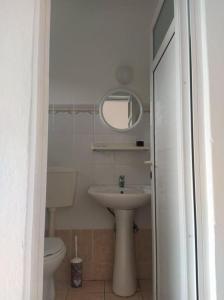 卡尔扎迈纳Angelina Studios的一间带水槽、卫生间和镜子的浴室