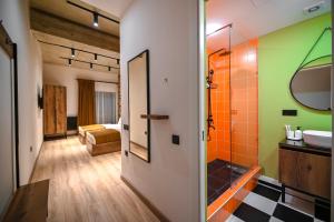 埃里温Rooms Apart-Hotel by RED的带淋浴、盥洗盆和镜子的浴室