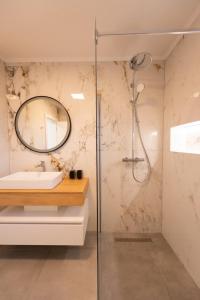 Vrelo BosneVilla Coral的带淋浴、盥洗盆和镜子的浴室