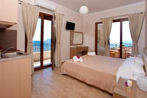瓦西利基幽景旅馆的酒店客房设有一张床和一个阳台。