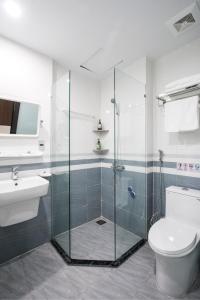 Ðoan XáAui Hotel的带淋浴、卫生间和盥洗盆的浴室