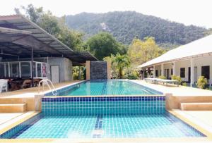 通奈潘海滩Thong Nai Pan Beach Resort的一座大型游泳池,