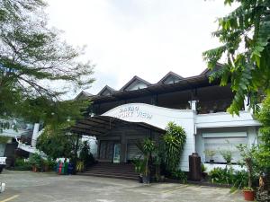 达沃市Davao Airport View Hotel的一座白色的建筑,上面有读到戴维斯的标志