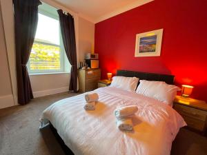 塔伯特The waterfront的红色卧室,配有带毛巾的床