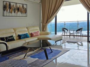 新山Royal Strand, Country Garden Danga Bay Homestay by WELCOME HOME的客厅配有沙发和桌子