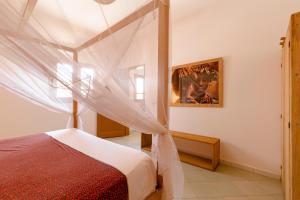 萨利波图尔Casa Louka的一间卧室配有一张带天蓬的床