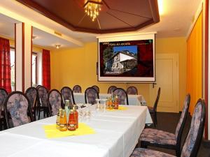 波尔阿尔特约凯塔兰德酒店的一间配备有白色桌椅的用餐室