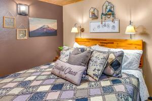 帕克伍德Tri-Mountain: Home base for exploring the mountains.的一间卧室配有一张带木制床头板和枕头的床。