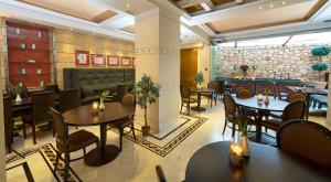 里托楚伦奥林巴斯地中海精品酒店的一间在房间内配有桌椅的餐厅