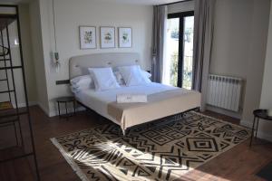杜鲁埃洛德拉谢拉Duruelo Mountain Suites的卧室配有一张大白色的床和地毯