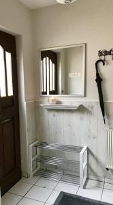 KönenFerienappartement Greiff的浴室设有水槽和墙上的镜子