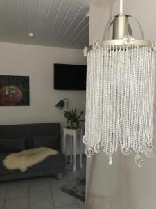 KönenFerienappartement Greiff的带沙发的客厅的吊灯
