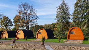 Silberstedt09 Premium Camping Pod的公园里四顶帐篷