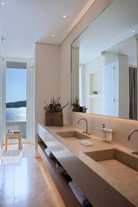 圣爱奥尼斯米科诺斯The Coast Bill & Coo -The Leading Hotels of the World的一间带两个盥洗盆和大镜子的浴室
