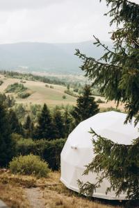 RichkaMandra Hills的山顶上的白色帐篷