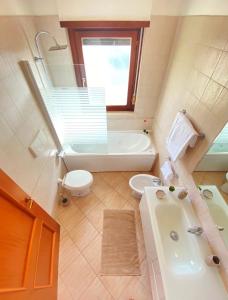 菲乌米奇诺Casa Relax con Terrazza Panoramica的带浴缸、卫生间和盥洗盆的浴室