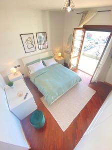 菲乌米奇诺Casa Relax con Terrazza Panoramica的一间卧室设有一张大床,铺有木地板