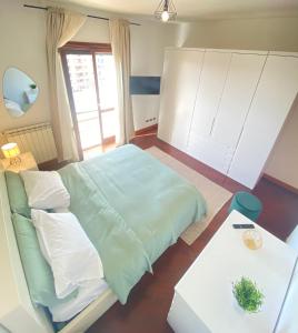 菲乌米奇诺Casa Relax con Terrazza Panoramica的一间卧室配有一张大床和一张桌子