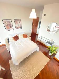 菲乌米奇诺Casa Relax con Terrazza Panoramica的卧室配有一张白色大床和地毯。