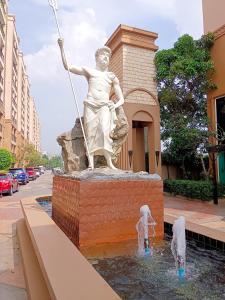 乔木提恩海滩Atlantis Condo Resort Pattaya的喷泉里一个有长矛的女人的雕像