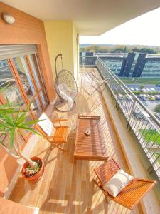 菲乌米奇诺Casa Relax con Terrazza Panoramica的大楼内带桌椅的阳台