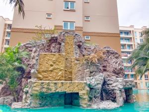 乔木提恩海滩Atlantis Condo Resort Pattaya的建筑物前水中的喷泉