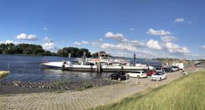 塞费塔尔Ferienwohnung "elbRetreat" in Seevetal-Over an der Elbe - Stilvoll wohnen auf Zeit的船停靠在河上的码头