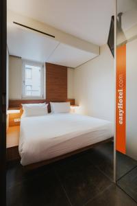 柏林柏林哈克市场便捷酒店的卧室配有一张大白色床和窗户