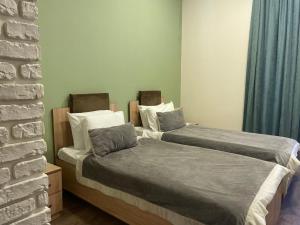 巴库Seven Boutique Hotel Baku的两张睡床彼此相邻,位于一个房间里