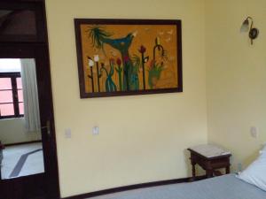 萨尔瓦多索尔卡尔穆套房公寓的卧室墙上有绘画作品