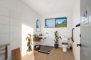凯阿玛Cicada Luxury Camping的一间带卫生间和窗户的浴室