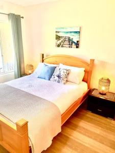 维克多港Victor Seaside Villa的一间卧室设有一张大床和一个窗户。