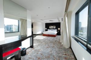 利雅德Mira Business Hotel的酒店客房设有一张床和一个大窗户