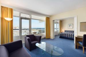 海牙海牙NH亚特兰大酒店的酒店客房设有沙发、床和窗户。
