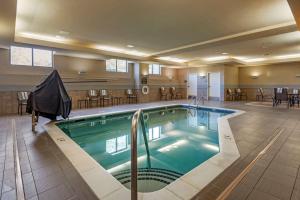 亨特斯维尔Comfort Suites Lake Norman - Huntersville的酒店大堂的大型游泳池