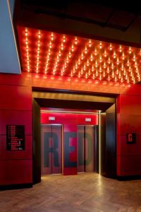 利物浦Radisson RED Hotel, Liverpool的红门,上面有灯