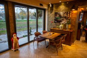 InđijaMonogramlux的一间带木桌和大窗户的用餐室