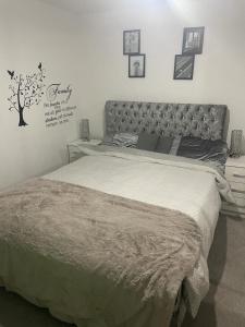 Lovely 1 Bedroom Condo in Leicester City客房内的一张或多张床位