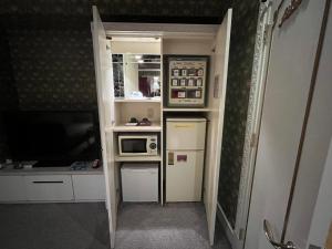 札幌Hotel Pharaoh-Adult Only的一间带微波炉和冰箱的小厨房