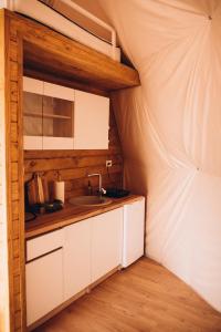 RichkaMandra Hills的帐篷内的厨房,配有水槽