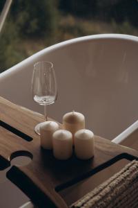 RichkaMandra Hills的一张带蜡烛和一杯葡萄酒的木桌