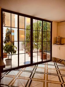 巴库Moss Art Boutique Hotel的客房设有大窗户和铺有瓷砖地板的厨房。