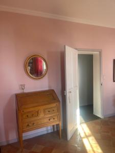 普罗旺斯艾克斯Suite le Quervalat dans magnifique bastide 18eme的配有木制梳妆台和镜子的客房