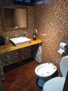 巴克罗斯Namasté Casa Rural的一间带水槽和卫生间的浴室