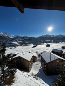 迪森蒂斯Hotel Péz Ault的雪地中度假胜地的冬季景色