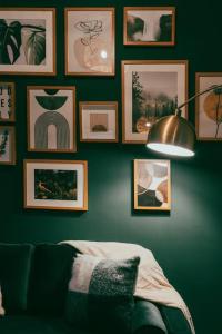 伯明翰Evergreen Lodge-Wyndale-4BR WParking BHam NEC的客厅设有绿色的墙壁和图片