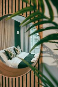 伯明翰Evergreen Lodge-Wyndale-4BR WParking BHam NEC的盆栽的房间里的一个床