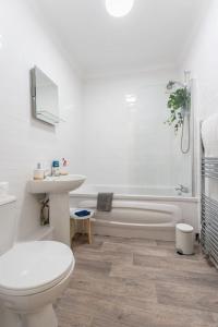 伯明翰Evergreen Lodge-Wyndale-4BR WParking BHam NEC的浴室配有卫生间、浴缸和水槽。