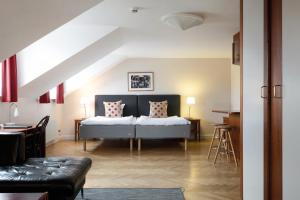 隆德隆德阿姆斯主教酒店的卧室中间设有一张床