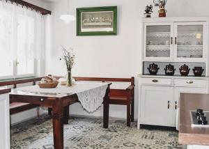 SkálaChalupa Skála 1827的厨房配有桌子和水槽